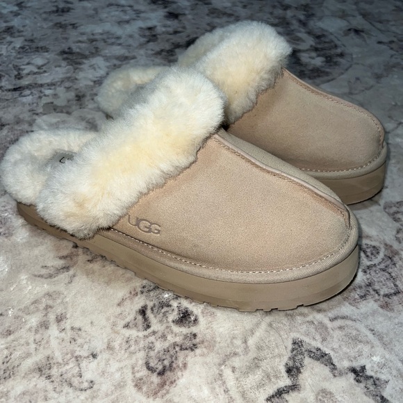 UGG Women's Disquette Sand colored Slippers with Cream Lining - Picture 3 of 12